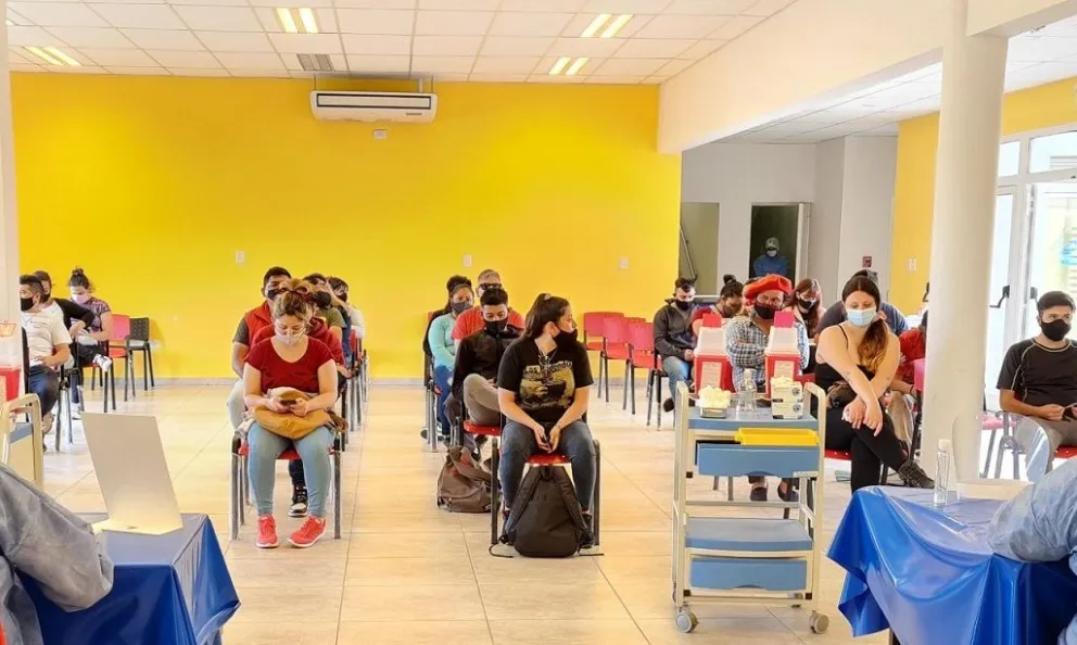 Este martes convocaron a 547 personas para recibir sus vacunas en el Hospital “Madre Catalina”