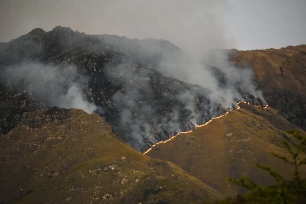 Frenaron el incendio a la altura del arroyo de Pasos Malos