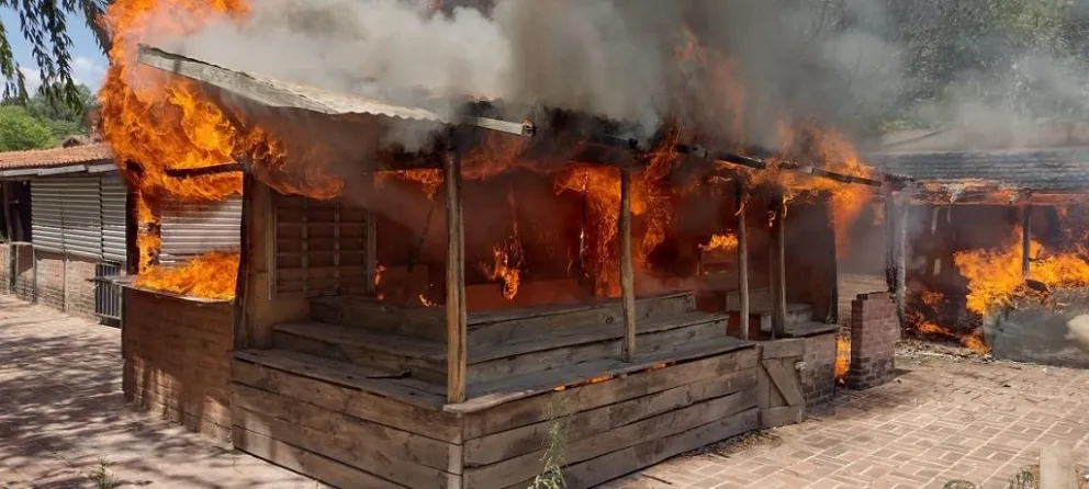 Se prendió fuego la Feria de Artesanos de Mina Clavero