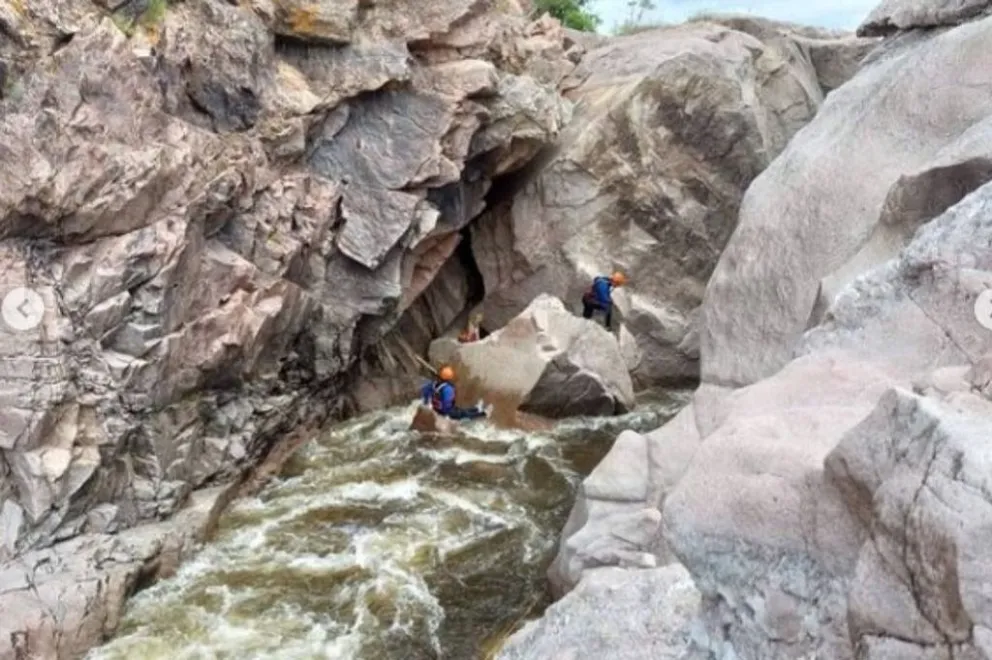 Mina Clavero: Bomberos rescataron a un perro atrapado en "Los Cajones" sobre el río Los Sauces