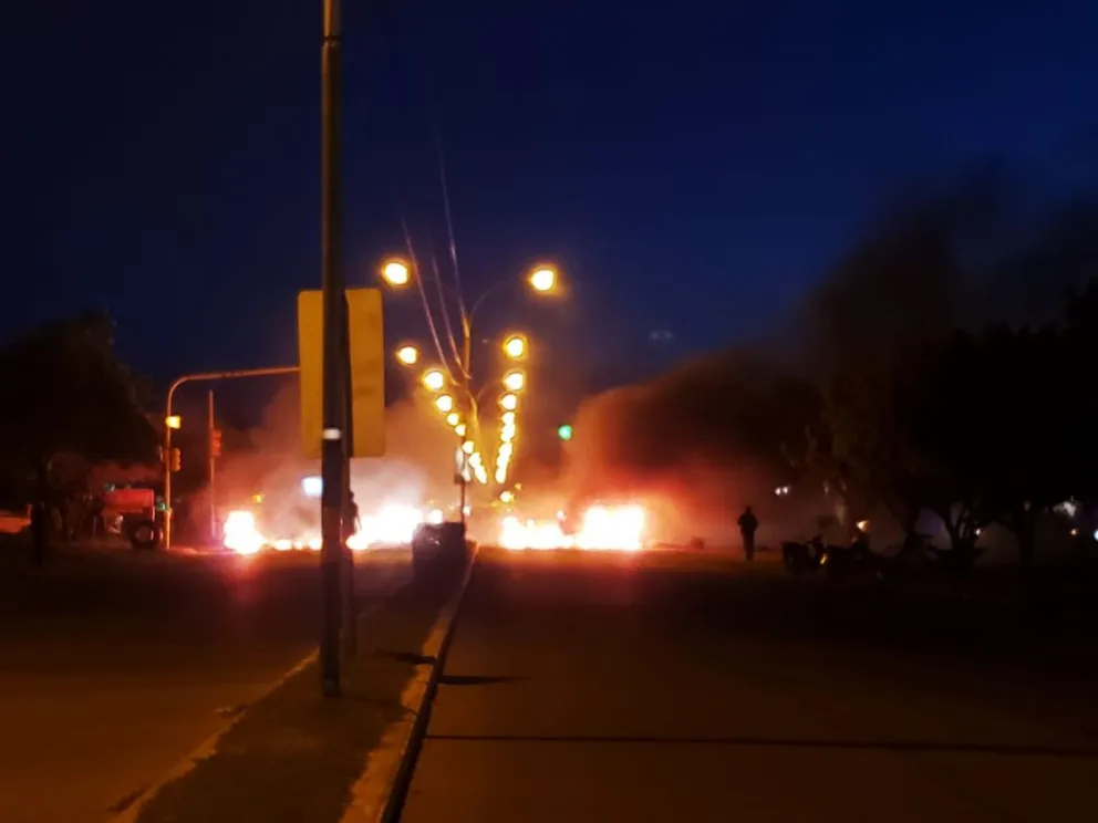 La comisaria 42 quedó destrozada por el ataque a piedrazos y fue acechada por el fuego