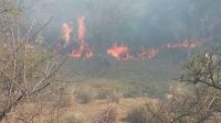 Descontrolado, el fuego avanza y jaquea las localidades de Alpa Corral, El Chacay y Las Albahacas Descontrolado, el fuego avanza y jaquea las localidades de Alpa Corral, El Chacay y Las Albahacas