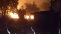 El fuego quemó un auto, una carpintería y hay 50 evacuados en Traslasierra El fuego quemó un auto, una carpintería y hay 50 evacuados en Traslasierra
