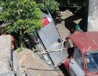 Los Hornillos: Una camioneta desbarrancó y cayó en el patio de una vivienda Los Hornillos: Una camioneta desbarrancó y cayó en el patio de una vivienda