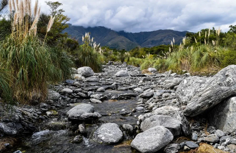Las condiciones de tiempo inestable se mantendrían durante el martes y el miércoles, con máximas que podrían rondar los 33°C y la persistencia de lluvias aisladas.