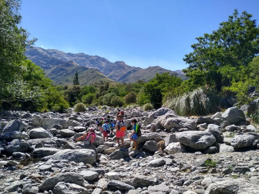 Una escuela donde el techo es el cielo y las paredes, las sierras de los Comechingones