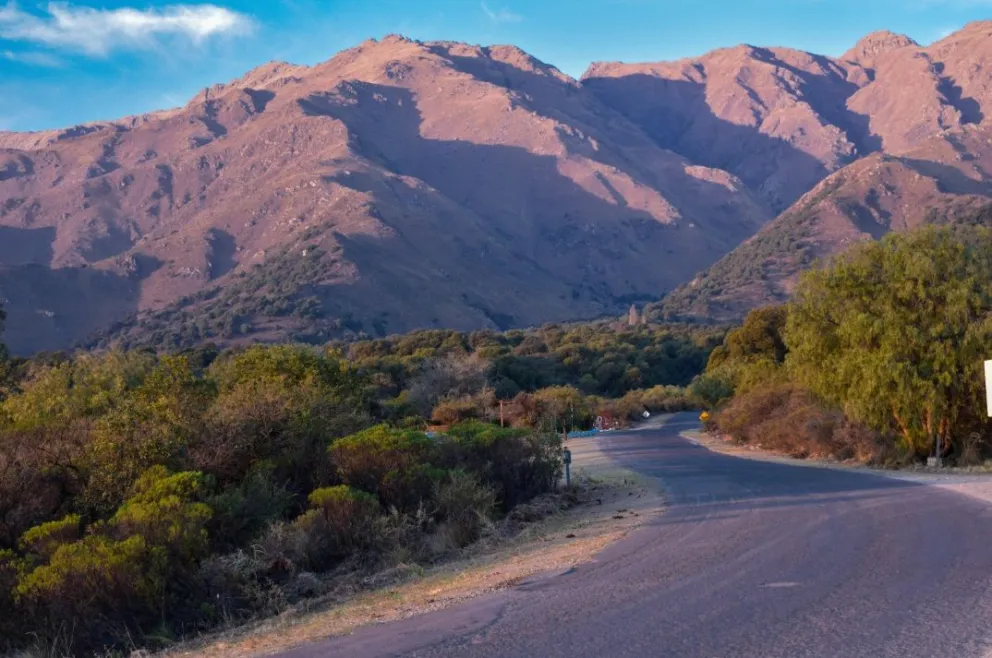 Familiares de la persona fallecida el viernes pasado piden que en Pasos Malos, como también en otros puntos de Merlo de visitas masivas de turistas, se instalen cabinas sanitarias, con personal idóneo y desfibriladores.