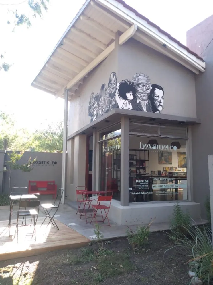 Abre “Hexámetro”, un lugar que fusiona libros, arte y café