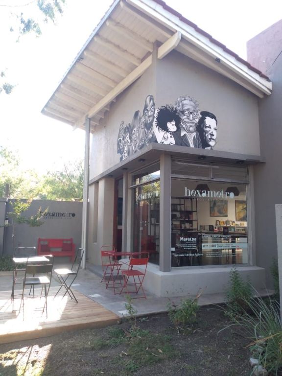 Abre “Hexámetro”, un lugar que fusiona libros, arte y café