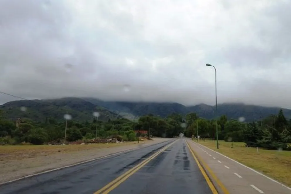 Las precipitaciones se hicieron presentes desde la madrugada de este sábado, acompañadas por abundante nubosidad y un marcado ambiente fresco.