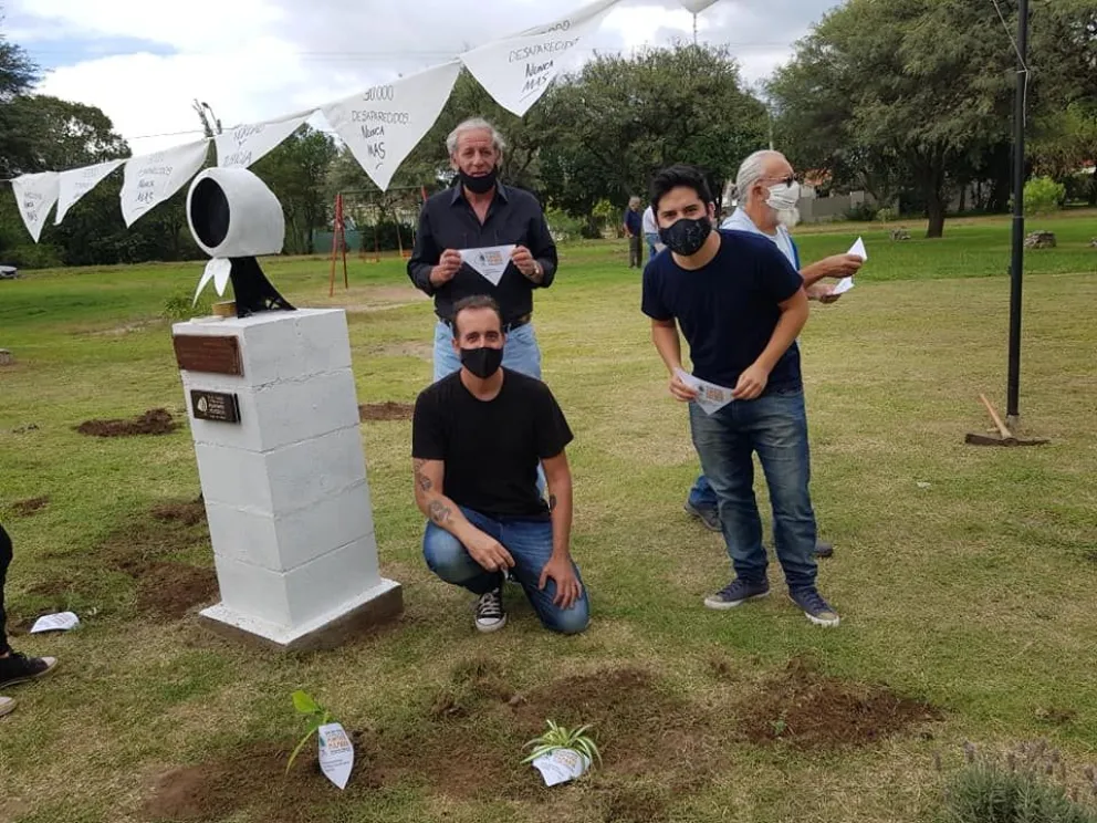 Villa de Merlo sembró memoria en la plaza de los Derechos Humanos