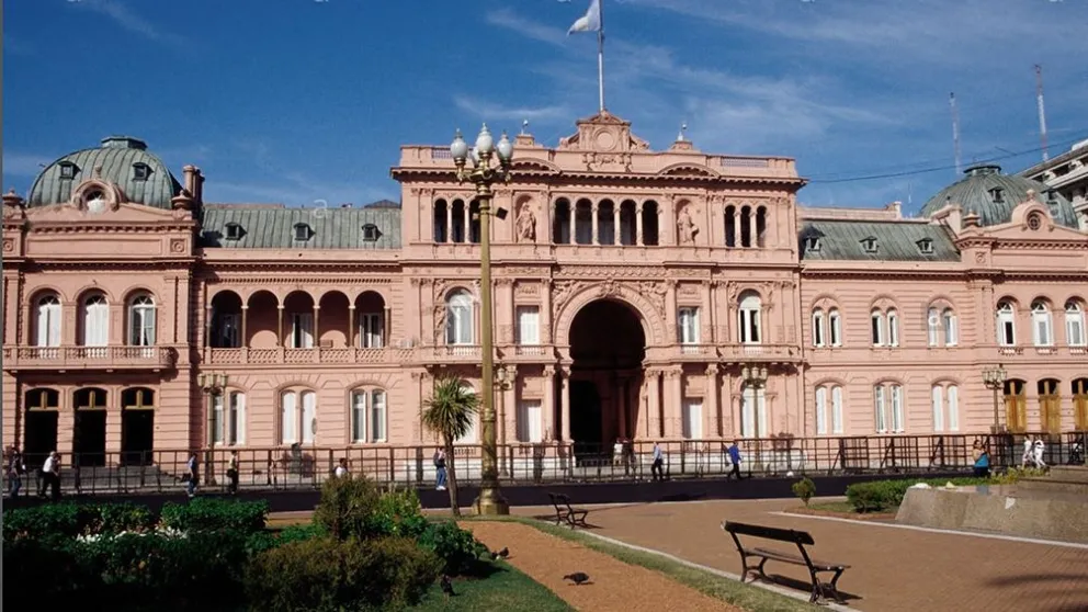 Dos años después de haber llegado a la Casa Rosada, Javier Milei gobierna con una marca inconfundible: agenda propia y confrontación permanente. 