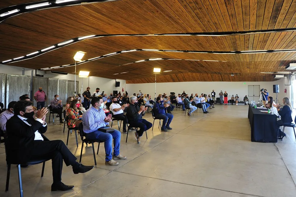 La Provincia firmó un convenio con todos los municipios para coparticipar el pago de la deuda de Nación