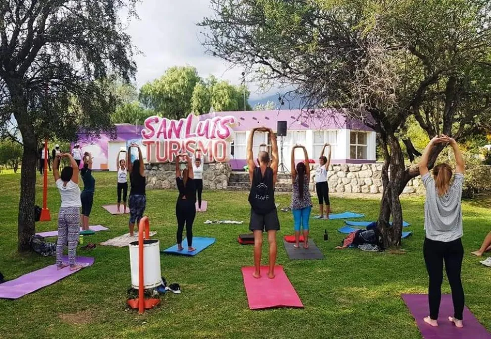 Turistas disfrutaron de clases de yoga al aire libre