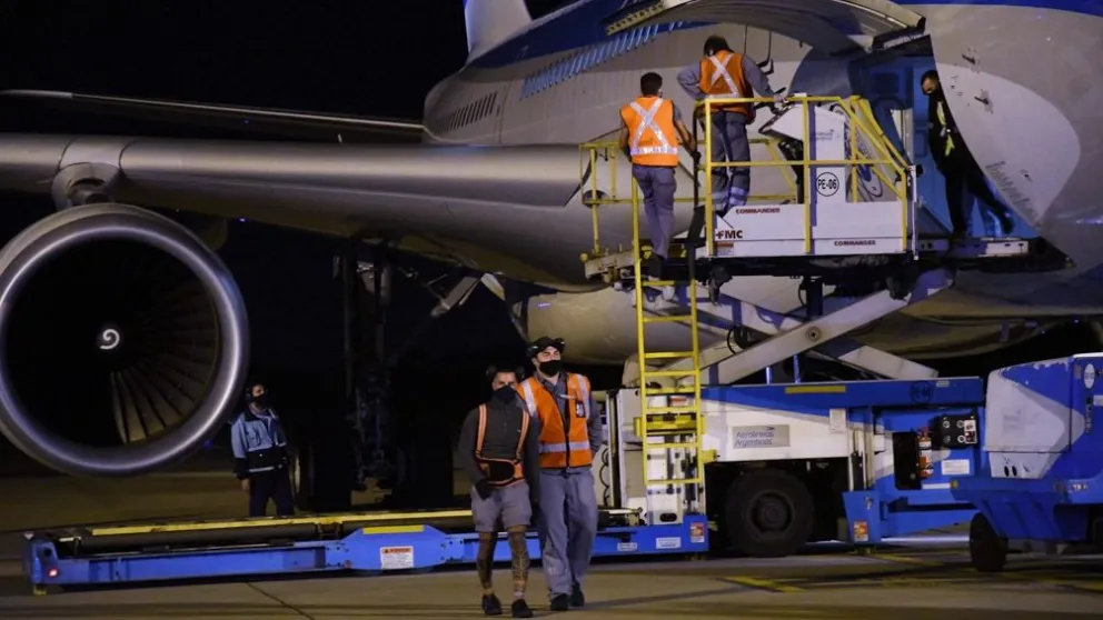 Llega el primer lote del activo para la fabricación de vacunas y más dosis de Sputnik V