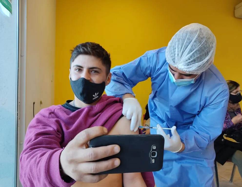 Convocaron a más de 8 mil mayores de 18 años para recibir las vacunas